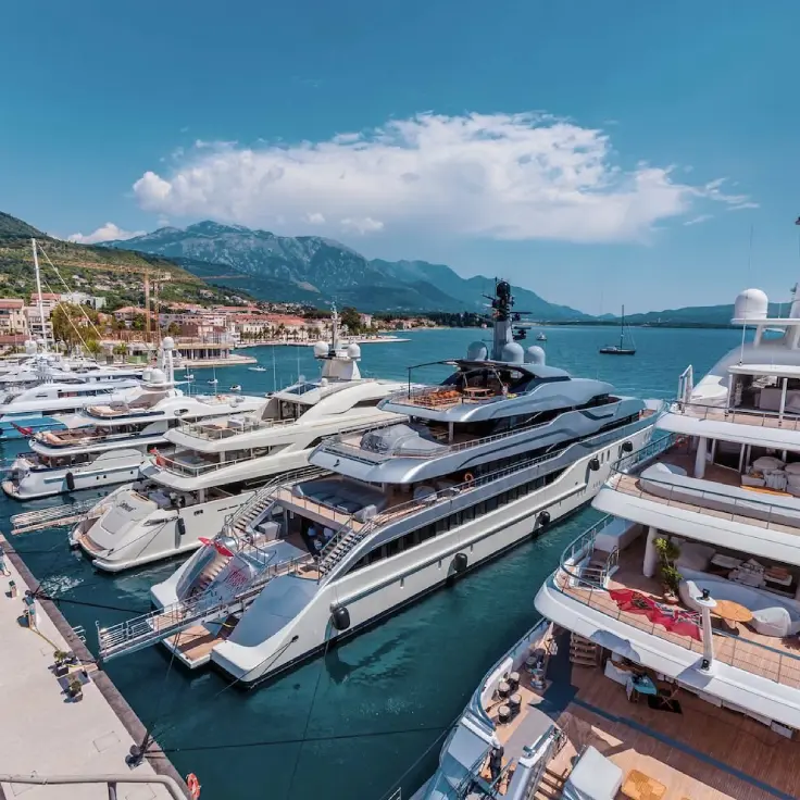 Yacht in einer geschützten europäischen Marina