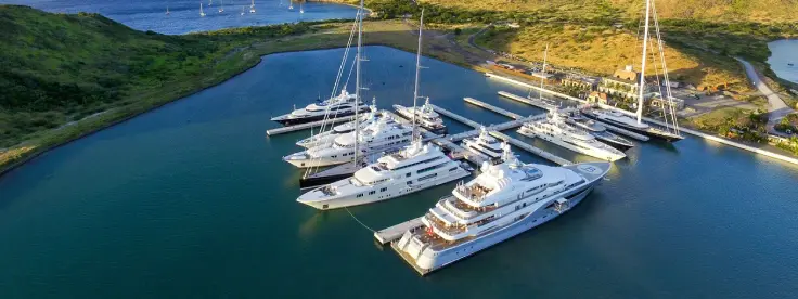Yacht am geschützten Liegeplatz mit direktem Zugang zum Steg