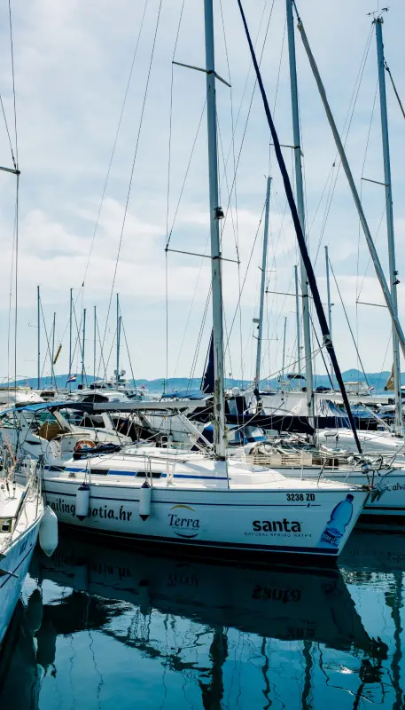 Steganlage mit Yachten in einer Marina