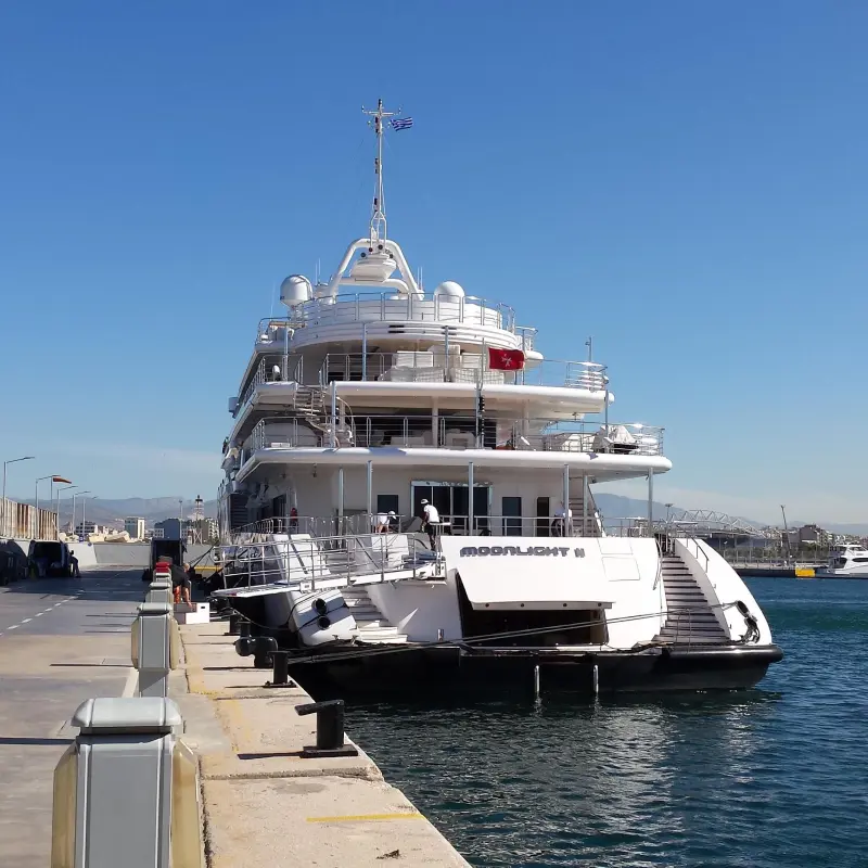 Yachtliegeplätze und Stege in einer europäischen Marina
