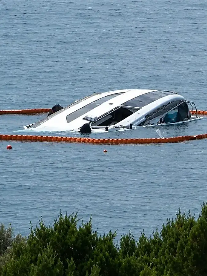 Beschädigte oder gesunkene Yacht als redaktioneller Kontext